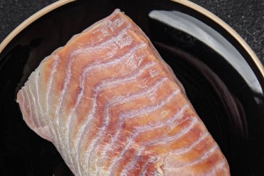 Çiğ balık fileto deniz ürünleri. Doğal taze aperatif yemek aperatifleri. Masada fotokopi.