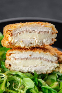 Pirzola cordon bleu tavuk eti, jambon, peynir... taze iştah açıcı yemek... fotokopi masasında... uzay yiyeceklerinin arka plan kırsal manzarası...