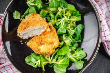 Pirzola cordon bleu tavuk eti, jambon, peynir... taze iştah açıcı yemek... fotokopi masasında... uzay yiyeceklerinin arka plan kırsal manzarası...