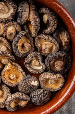 Masanın üzerinde kurutulmuş mantar shiitake yemeği fotokopisi arka planda kırsal manzaralı vejetaryen yemekleri.