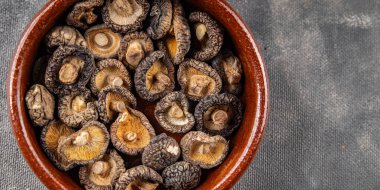 Masanın üzerinde kurutulmuş mantar shiitake yemeği fotokopisi arka planda kırsal manzaralı vejetaryen yemekleri.