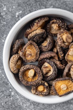 Masanın üzerinde kurutulmuş mantar shiitake yemeği fotokopisi arka planda kırsal manzaralı vejetaryen yemekleri.