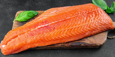 Çiğ somon fileto kırmızı balık deniz ürünleri. Masada atıştırmalıklar. Fotokopi uzay yiyecekleri arka plan kırsal manzarası.