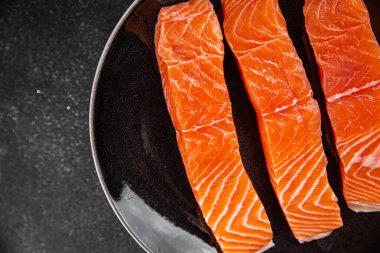 Çiğ somon fileto kırmızı balık deniz ürünleri. Masada atıştırmalıklar. Fotokopi uzay yiyecekleri arka plan kırsal manzarası.