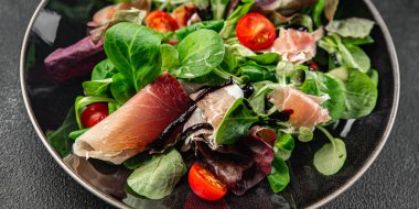 Salata reçeli yeşil yaprak marul, domates aperatifi masa üzerinde atıştırmalık uzay yiyecekleri arka plan kırsal üst görünüm 