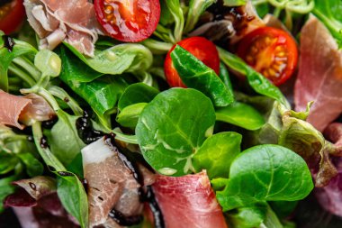 Salata reçeli yeşil yaprak marul, domates aperatifi masa üzerinde atıştırmalık uzay yiyecekleri arka plan kırsal üst görünüm 