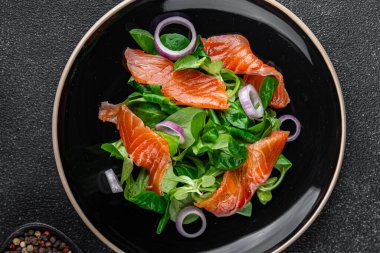 Salata somonu aperatifi masaya yemek abur cubur fotokopisi uzay yemeği arka plan kırsal üst görüş keto veya paleo diyet vejetaryen gıda