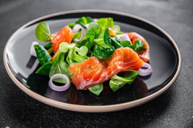 Salata somonu aperatifi masaya yemek abur cubur fotokopisi uzay yemeği arka plan kırsal üst görüş keto veya paleo diyet vejetaryen gıda