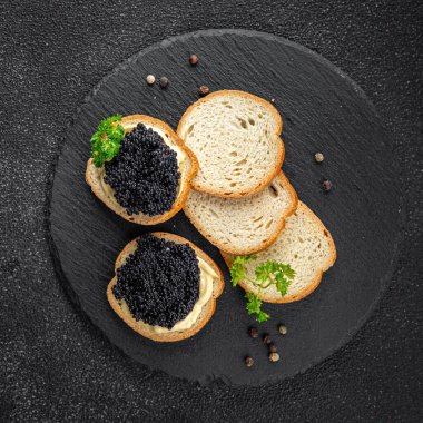 Havyar, balık, deniz ürünleri, havyar, taze yemek, masanın üstünde. Arka plandaki uzay yiyeceklerinin fotokopisini çek.