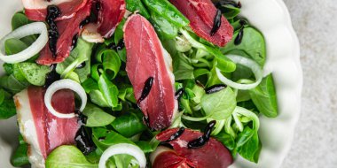 Salata ördeği göğsü eti füme ördek magret taze yemek aperatifi masa üzerinde fotokopi alanı arka plan kırsal