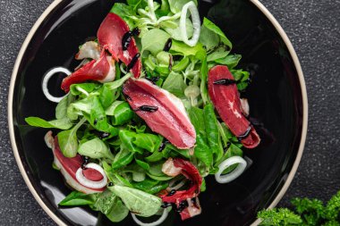 Salata ördeği göğsü eti füme ördek magret taze yemek aperatifi masa üzerinde fotokopi alanı arka plan kırsal