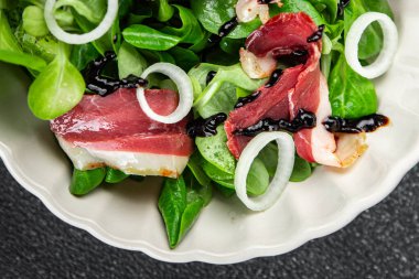 Salata ördeği göğsü eti füme ördek magret taze yemek aperatifi masa üzerinde fotokopi alanı arka plan kırsal