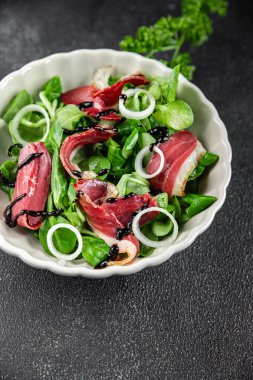 Salata ördeği göğsü eti füme ördek magret taze yemek aperatifi masa üzerinde fotokopi alanı arka plan kırsal