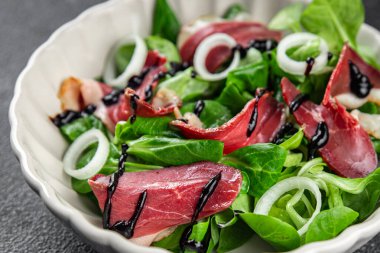 Salata ördeği göğsü eti füme ördek magret taze yemek aperatifi masa üzerinde fotokopi alanı arka plan kırsal