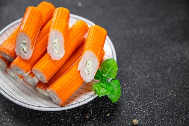 Yengeç çubuğu doldurma krem peynir ve şifalı otlar. Doğal taze iştah açıcı. Yemek atıştırmalıkları.