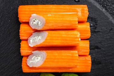 Yengeç çubuğu doldurma krem peynir ve şifalı otlar. Doğal taze iştah açıcı. Yemek atıştırmalıkları.