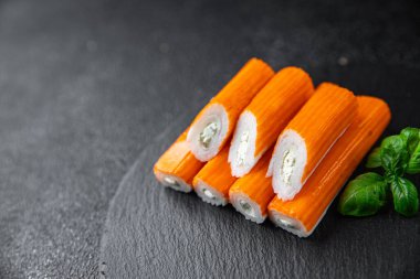 Yengeç çubuğu doldurma krem peynir ve şifalı otlar. Doğal taze iştah açıcı. Yemek atıştırmalıkları.