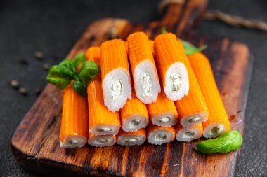 Yengeç çubuğu doldurma krem peynir ve şifalı otlar. Doğal taze iştah açıcı. Yemek atıştırmalıkları.