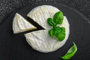Yumuşak peynirli inek sütü, keçi peyniri ya da koyun peyniri. Doğal iştah açıcı yemek. Masada atıştırmalıklar.