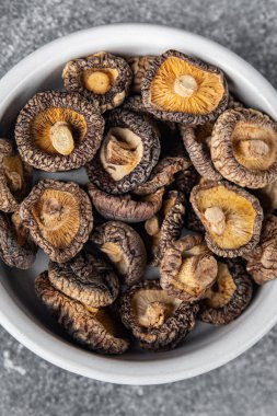 Shiitake kurutulmuş mantar yemeği. Masada atıştırmalık. Fotokopi çekilen uzay yemeği.
