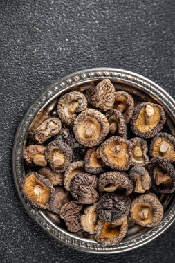 Shiitake kurutulmuş mantar yemeği. Masada atıştırmalık. Fotokopi çekilen uzay yemeği.