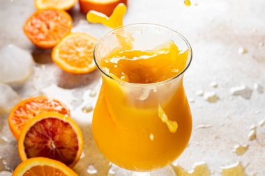 Portakal suyu doğal meyve suyu taze iştah açıcı yemek aperatifi masanın üzerinde fotokopi alanı arka plan kırsal manzarası