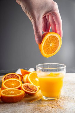 Portakal suyu doğal meyve suyu taze iştah açıcı yemek aperatifi masanın üzerinde fotokopi alanı arka plan kırsal manzarası