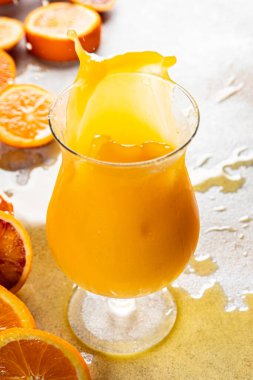 Portakal suyu doğal meyve suyu taze iştah açıcı yemek aperatifi masanın üzerinde fotokopi alanı arka plan kırsal manzarası