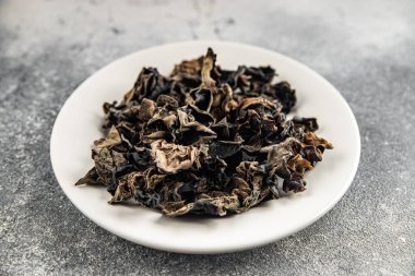 Siyah mantar kurutulmuş mantar atıştırmalığı masanın üzerinde fotokopi alanı yiyecek arka planında