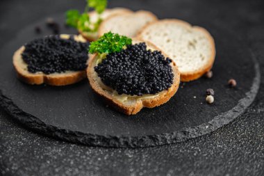 Havyar lumpfish siyah havyar taze deniz ürünleri aperatif yemek atıştırmalıkları fotokopi uzayı yemek arka planında