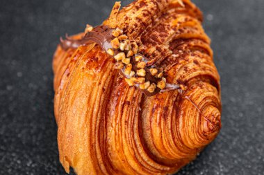 Tatlı kruvasan taze çörek fırını enfes yemek aperatifleri masanın üzerinde fotokopi uzay yemeği arka plan kırsal manzarası