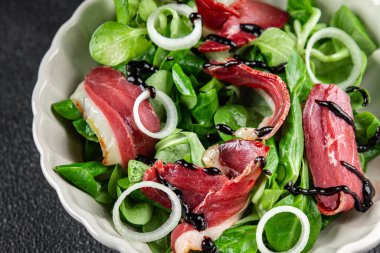 Salata ördeği göğsü atıştırması et füme magret taze iştah açıcı yemek masanın üzerinde fotokopi alanı arka planı