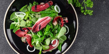 Salata ördeği göğsü atıştırması et füme magret taze iştah açıcı yemek masanın üzerinde fotokopi alanı arka planı