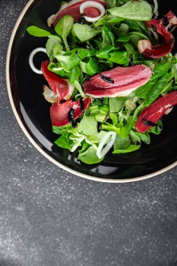 Salata ördeği göğsü atıştırması et füme magret taze iştah açıcı yemek masanın üzerinde fotokopi alanı arka planı