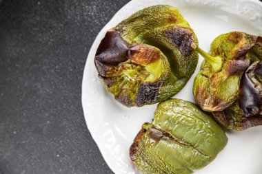 biber pişirilmiş sebze yemeği masa üzerinde fotokopi alanı yiyecek arka plan kırsal üst görünüm