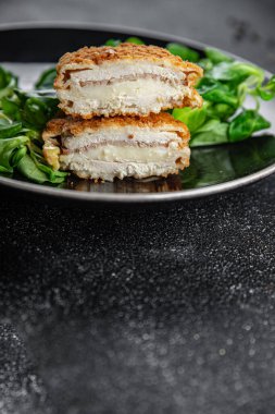 Tavuk eti pirzolası Cordon bleu atıştırmalık jambon, peynir masada taze yemek fotokopisi uzay yemeği arka plan kırsal manzarası