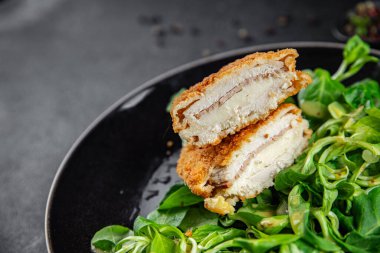 Tavuk eti pirzolası Cordon bleu atıştırmalık jambon, peynir masada taze yemek fotokopisi uzay yemeği arka plan kırsal manzarası