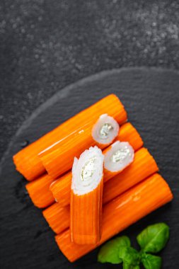 Yengeç çubuğu krem peynir ve şifalı otlar taze iştah açıcı yemek atıştırmalıkları fotokopi masasında yer alan yiyeceklerin arka plan kırsal manzarası