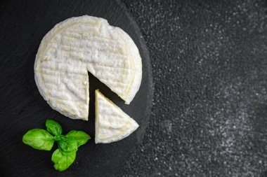 Yumuşak peynirli keçi veya koyun peyniri. Doğal sütlü iştah açıcı. Yemek atıştırmalığı.