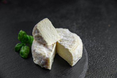 Yumuşak peynirli keçi veya koyun peyniri. Doğal sütlü iştah açıcı. Yemek atıştırmalığı.