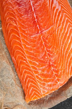 Çiğ somon fileto, kırmızı balık, deniz ürünleri, abur cubur. Fotokopi masasında.