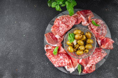 Et tabağı farklı türde salam, prosciutto, sosis, opppa doğal yemek. Masada taze aperatif yemek atıştırmalığı. Fotokopi alanı arka plan kırsal görüş.