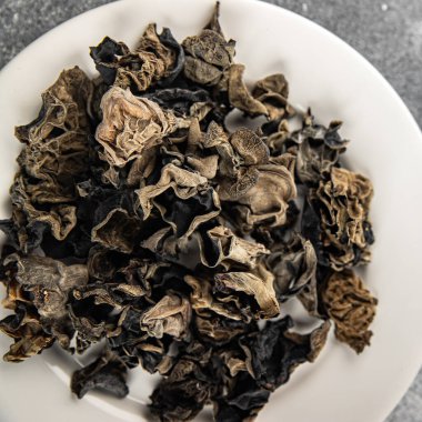 Masada kurutulmuş siyah mantar aperatifleri fotokopi masasında yemek yiyecekler arka planda kırsal üst görüş keto veya paleo diyet vejetaryen gıdalar.