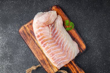 Çiğ balık fileto deniz ürünleri. Doğal taze aperatif yemek aperatifleri. Masada fotokopi.