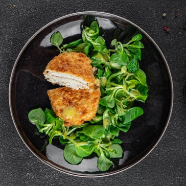 Pirzola cordon bleu tavuk eti, jambon, peynir... taze iştah açıcı yemek... fotokopi masasında... uzay yiyeceklerinin arka plan kırsal manzarası...