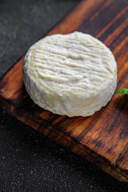 Keçi peyniri. Doğal iştah açıcı. Yemek atıştırmalığı.