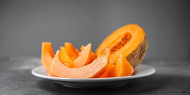 Kavun Charentais tatlı meyve taze iştah açıcı yemek aperatifi masa üzerinde fotokopi uzay yiyecek arka plan kırsal üst görüş keto veya paleo diyet vejetaryen gıda