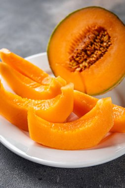 Kavun Charentais tatlı meyve taze iştah açıcı yemek aperatifi masa üzerinde fotokopi uzay yiyecek arka plan kırsal üst görüş keto veya paleo diyet vejetaryen gıda