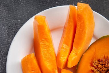 Kavun Charentais tatlı meyve taze iştah açıcı yemek aperatifi masa üzerinde fotokopi uzay yiyecek arka plan kırsal üst görüş keto veya paleo diyet vejetaryen gıda