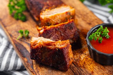 Domuz pirzolası kızarmış et ızgara ızgara ızgara lezzetli taze yemek aperatifi masanın üzerinde fotokopi alanı arka plan kırsal manzarası